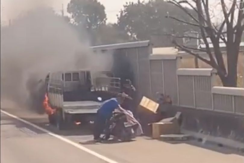 ▲國道1號南下334.1K處仁德路段，今（17）天下午1點48分，發生一起火燒車事故。（圖／翻攝自記者爆料網）