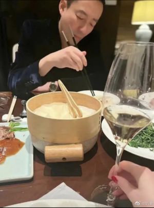 ▲近日微博上流傳著一張汪小菲在浙江與神祕女子吃飯的照片。（圖／翻攝自微博）