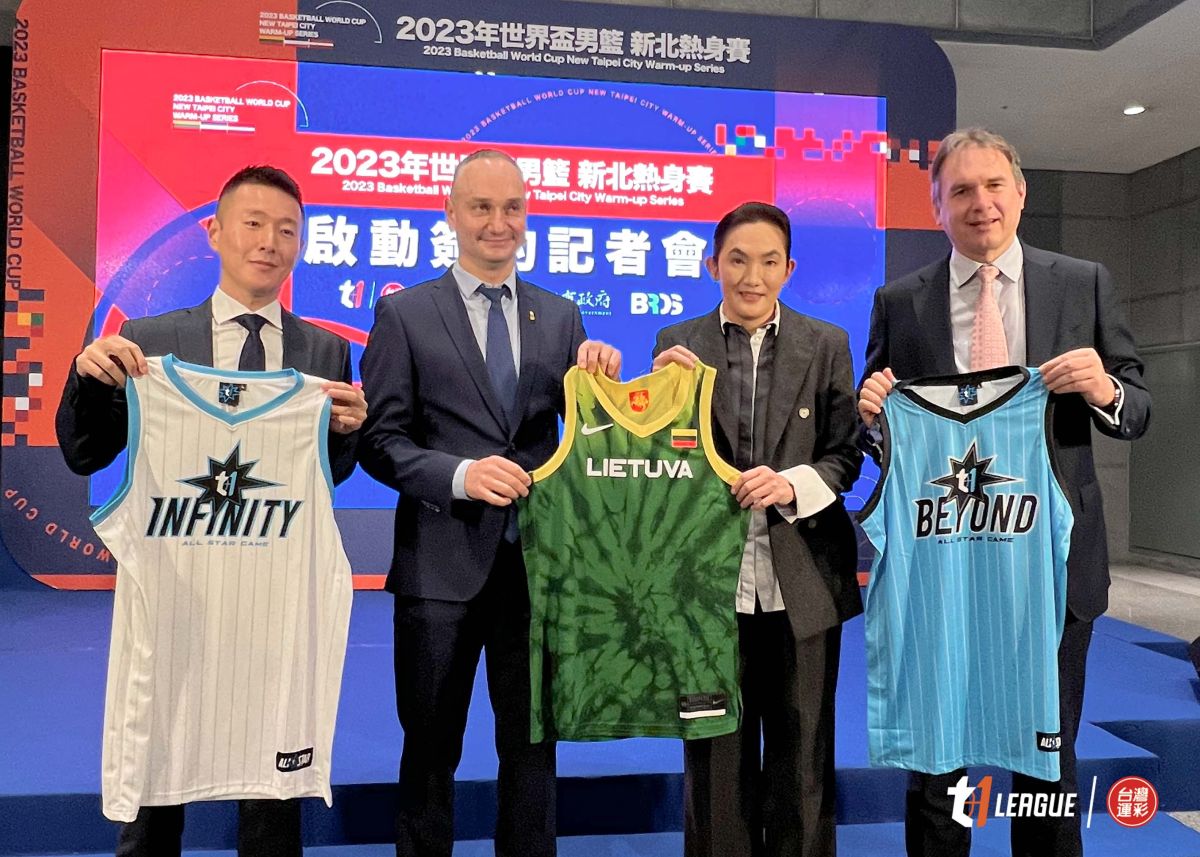 ▲立陶宛籃協秘書長Mindaugas Balciunas和T1聯盟秘書長錢薇娟互換球衣。（圖／T1聯盟提供）