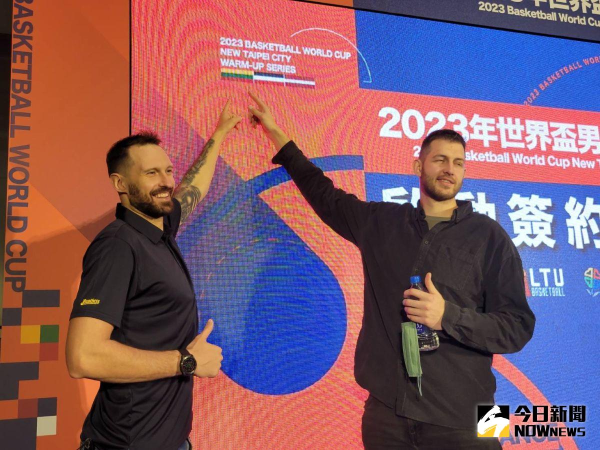 ▲庫薩斯和艾德出席2023年世界盃男籃新北熱身賽啟動簽約記者會。（圖／黃建霖攝）