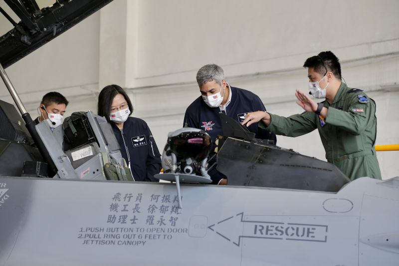 ▲蔡英文偕同巴拉圭總統阿布鐸視導花蓮空軍基地。（圖／總統府提供）