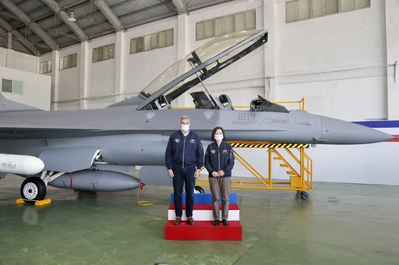 ▲蔡英文偕同巴拉圭總統阿布鐸視導花蓮空軍基地。（圖／總統府提供）