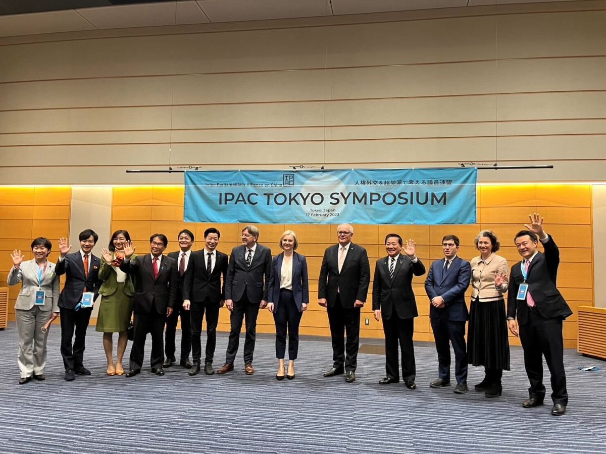 ▲林昶佐今日代表台灣赴日出席東京IPAC國際論壇，與英國前首相特拉斯（Liz Truss）等來自各國的國會議員對談。（圖／林昶佐辦公室提供）