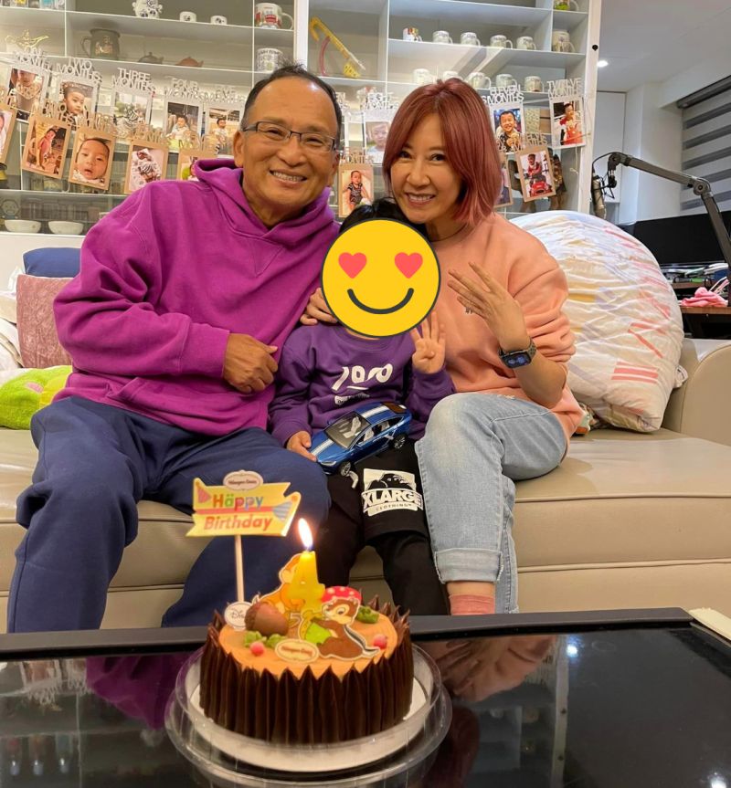 ▲孔鏘(左)和現任太太(右)結婚多年,如今懂得經營婚姻的他,感情狀態穩定。(圖/年代提供)