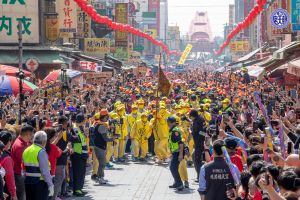 ▲「粉紅超跑」在萬人見證下，三進三退來回奔跑進廟。（圖／北港朝天宮提供）