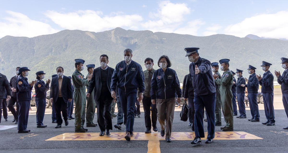 ▲蔡英文偕同巴拉圭總統阿布鐸視導花蓮空軍基地。（圖／總統府提供）