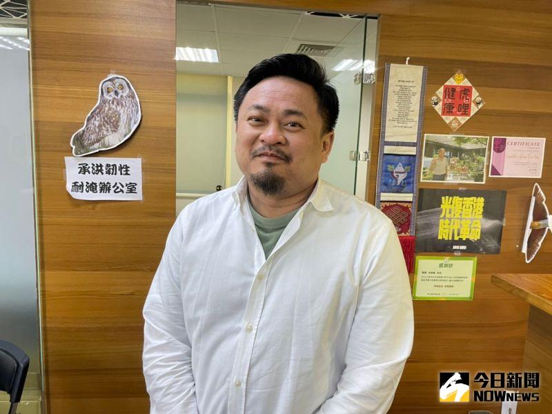 ▲洪申翰表示，林儒彬有一個縣長爸爸可以印在每張名片上，其他南投的年輕人們你有嗎？這樣的南投，是你要的南投嗎？（圖／記者黃宣尹攝）