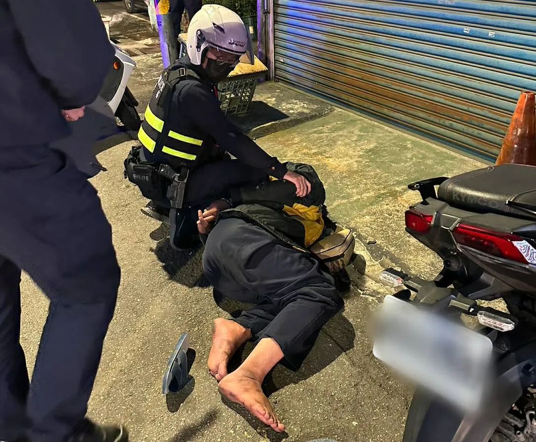 ▲新北市中和區一位47歲王姓男子，今（17）日傍晚6點多，疑似喝醉酒神智不清，持刀闖入燒臘店搶劫，遭警方當場逮捕。（圖／翻攝畫面）