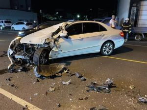 酒駕又闖禍！賓士男對撞小貨車後肇逃　貨車駕駛斷腿送醫
