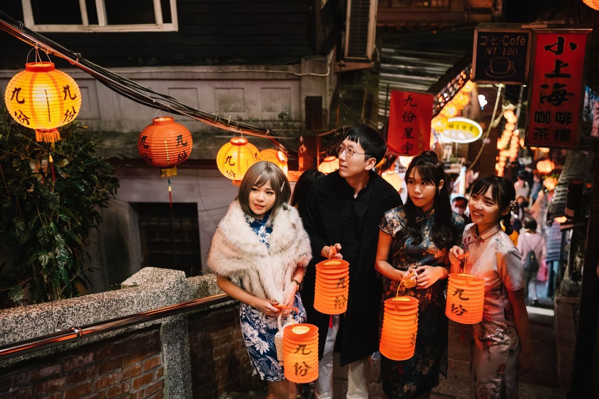 ▲九份紅燈籠祭規劃提燈夜遊活動，由在地嚮導帶領遊客造訪九份山城。（圖 ／新北市政府觀光旅遊局提供）