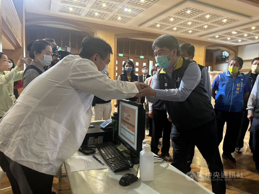 ▲中央流行疫情指揮中心指揮官王必勝（前右）18日到台中視察疫苗快打站，感謝醫護人員堅守崗位，在疫情期間不畏辛勞的付出及奉獻，守護民眾健康。中央社記者趙麗妍攝 112年2月18日