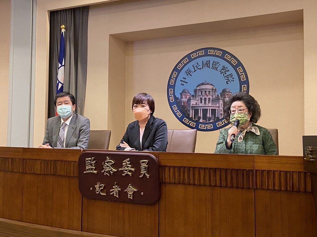 ▲新北市雙溪區虎豹潭2021年10月因溪水暴漲釀6死悲劇，監委蔡崇義（左起）、葉大華、范巽綠18日舉行記者會，就新北市政府顯未善盡場域管理責任，監察院糾正新北市政府。中央記者陳俊華攝 112年2月18日