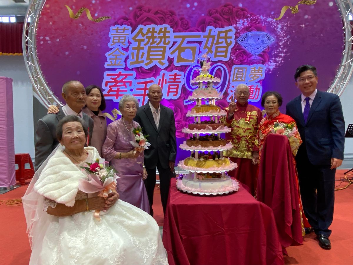 ▲統一企業慈善事業基金會總幹事凃忠正(右)與3對佳偶代表一起開心合照（圖／記者林怡孜攝，2023,02,18）
