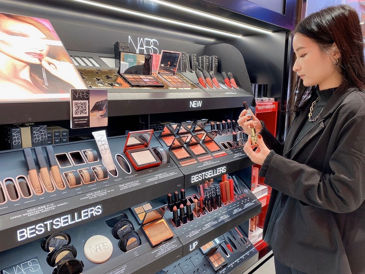 ▲室內脫口罩即將於2月20日上路，Global Mall指出近期線上線下相關品項業績成長近20%。（圖／Global Mall提供）