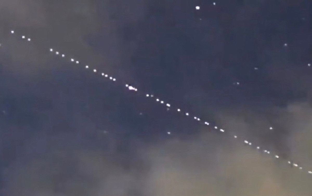 ▲週末難得迎來好天氣，台北市立天文館表示，晚上7點前後，也空將有50幾顆「星鏈」（starlink）衛星以整齊序列劃過星空。（圖／台北市立天文館提供）