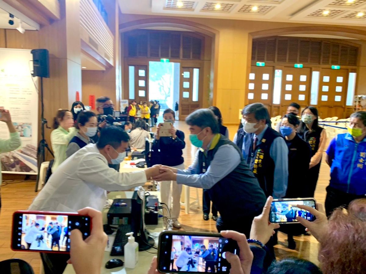 ▲中央流行疫情指揮中心指揮官王必勝、台中市政府衛生局長曾梓展陪同下視察，至慈濟台中靜思堂快打站視察(圖／市政府提供2023.2.18)