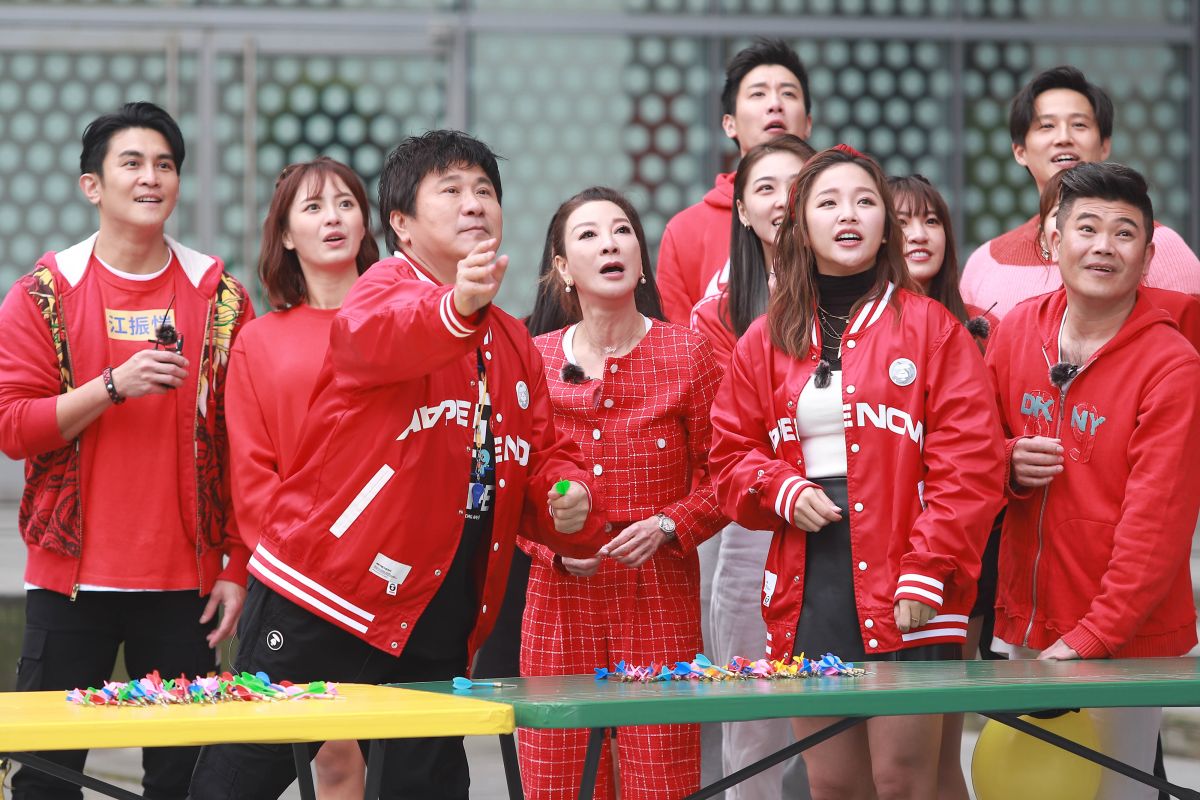 ▲與胡瓜（左二）PK射氣球，楊繡惠（右三）氣到開黃腔。（圖／民視提供）