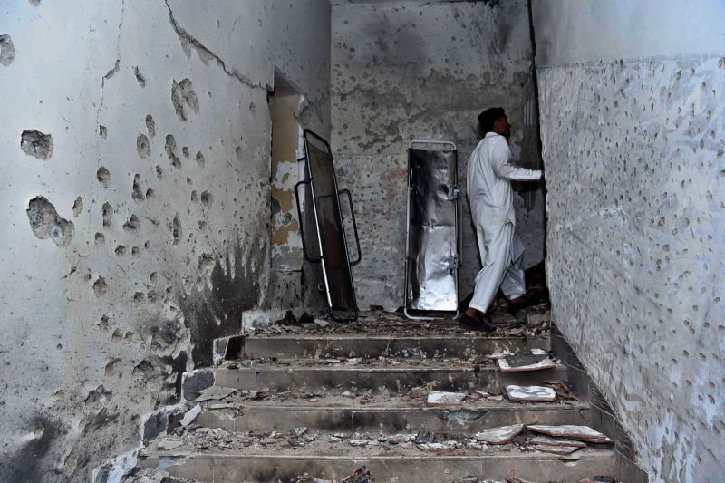▲伊斯蘭武裝分子17日闖入巴國南部喀拉蚩（Karachi）的警察局亂槍掃射並引爆炸彈，造成2人喪命、11人受傷，3名犯嫌已遭擊斃。（圖／美聯社／達志影像）