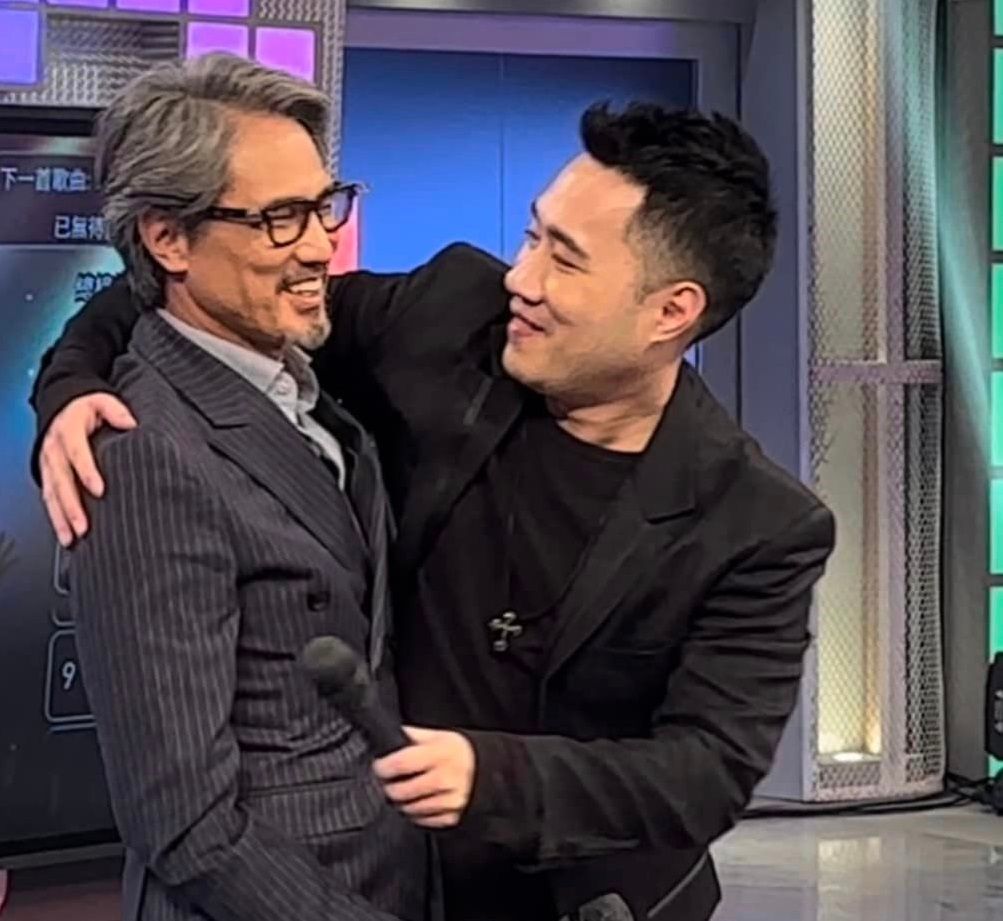 ▲余祥銓（右）擁抱評審包小松，化解18年前的恩怨。（圖／翻攝自余祥銓FB）