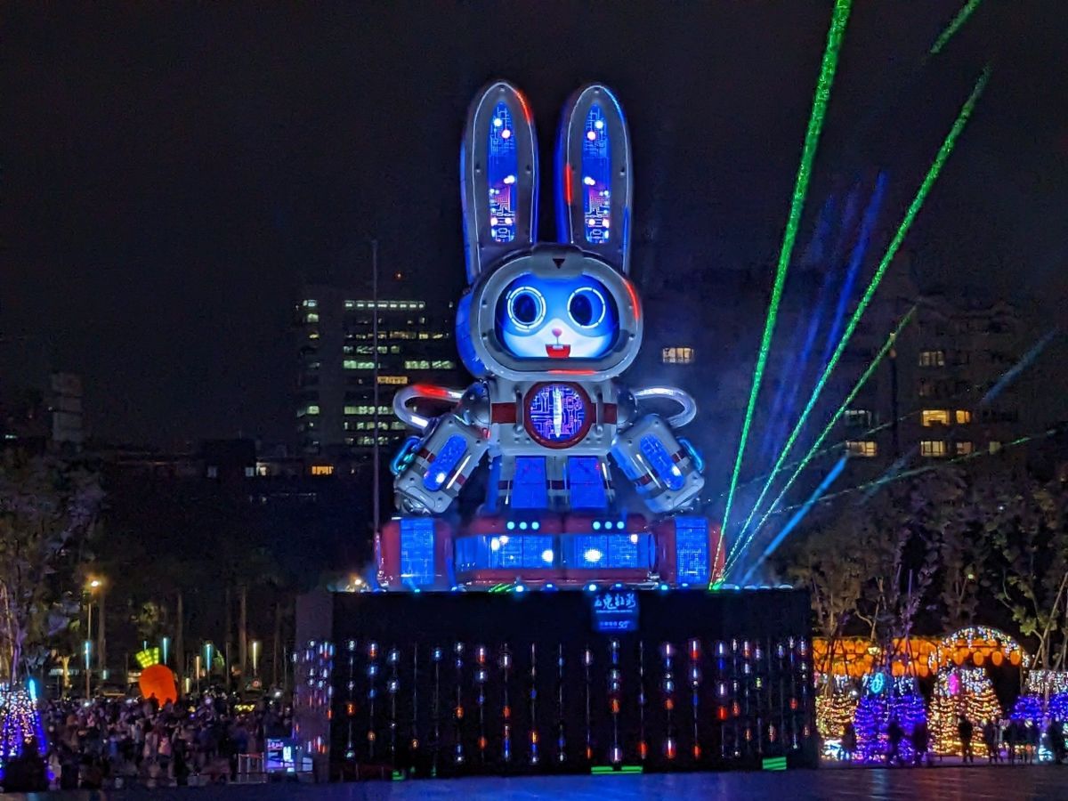 ▲今（18）日適逢補班日，但台灣燈會依然吸引大批人潮前往參觀，北捷一度啟動國父紀念館站過站不停措施紓解人潮。（圖／翻攝自北市觀傳局）