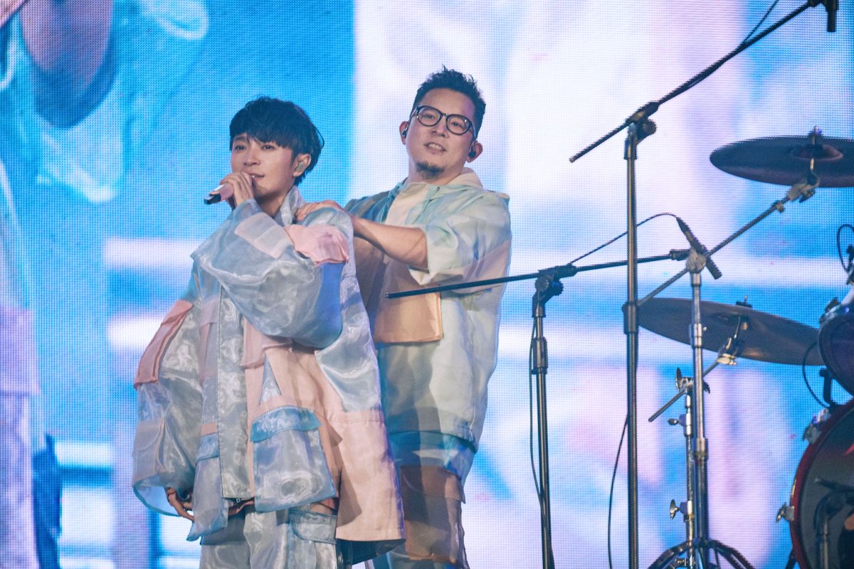 ▲魚丁糸在台北小巨蛋開唱，青峰（左）太用力唱，竟然因此落枕。（圖／環球音樂提供）