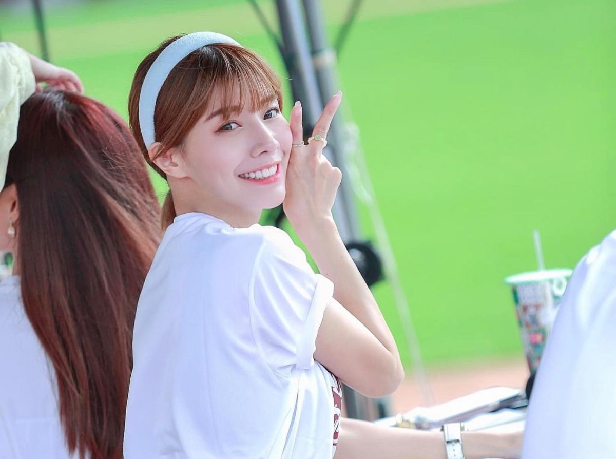 ▲韓籍樂天啦啦隊女神禹洙漢今（19）高燒不退缺席球場，豈料擔任MC的艾融（如圖）也因急性盲腸炎住院痛到住院開刀。（圖／IG irenelin0413）