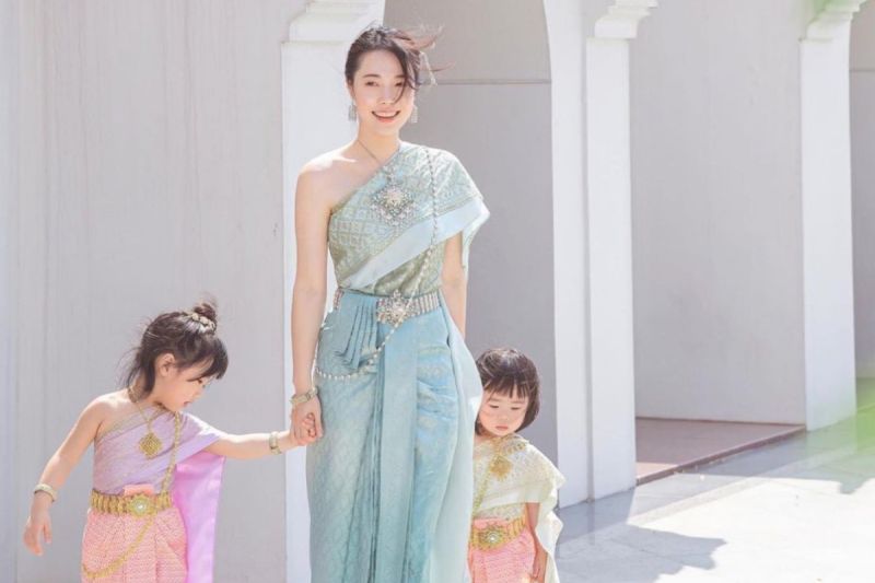 ▲在泰國穿著傳統服飾並拍照，成為旅客的最新玩法。（圖／翻攝自Instagram）