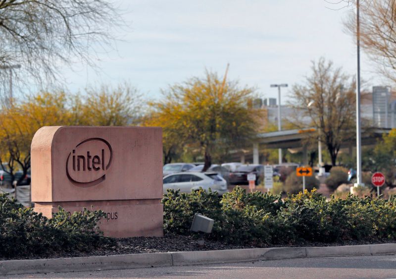 ▲晶片製造大廠英特爾(Intel)今年第2季財報數字不如預期,加上裁員消息傳出,讓股價在本月初一度單日暴跌26%,英特爾的股東憤而提告,指控英特爾故意隱瞞裁員、業績不佳等負面消息。圖為位於亞利桑那州英特爾製造工廠的入口。(圖/美聯社/達志影像)