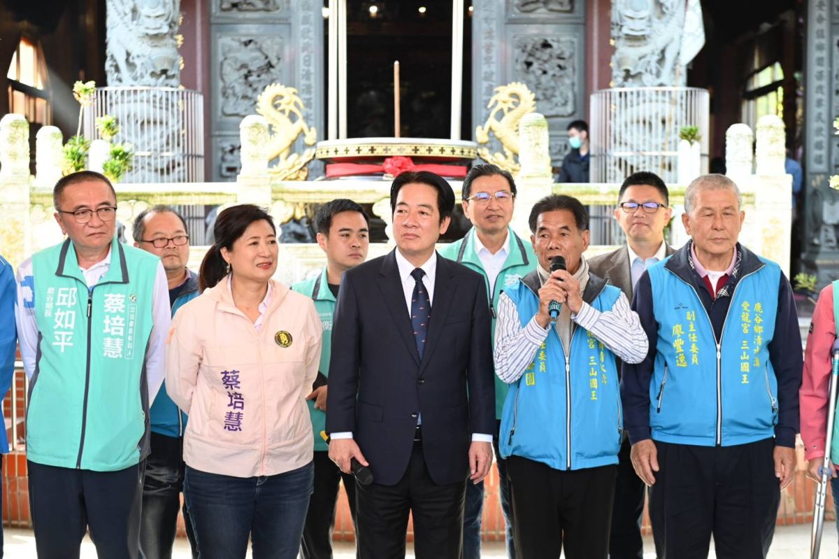 ▲受龍宮主委莊喬園向賴清德抱怨，當年鄉親向中央爭取道路拓寬經費，縣府也不送案。（圖／蔡培慧競總提供，2023.02.19）