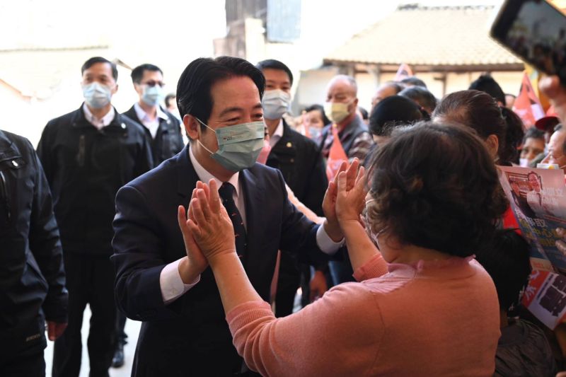 ▲賴清德的廟宇祈福之旅反應熱烈，圖為他與支持者擊掌。（圖／蔡培慧競總提供，2023.02.19）