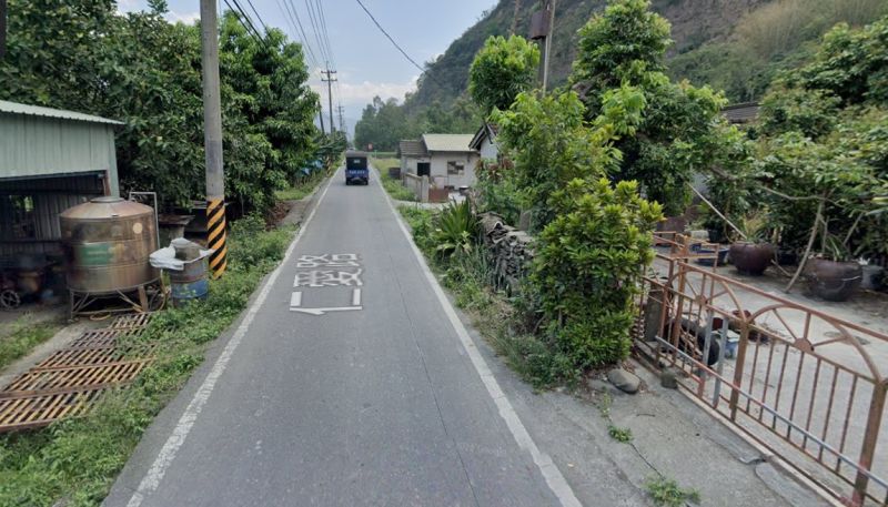 ▲鹿谷通往水里的縣道131線道路狹窄，假日常成遊客的替代道路，但多年來無法拓寬。（圖／翻攝google街景圖，2023.02.19）