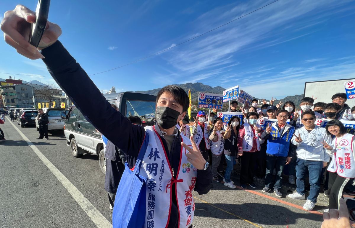 ▲國民黨青年團成員一早到南投挺林明溱，並合影留念。（圖／林明溱競總提供，2023.02.19）