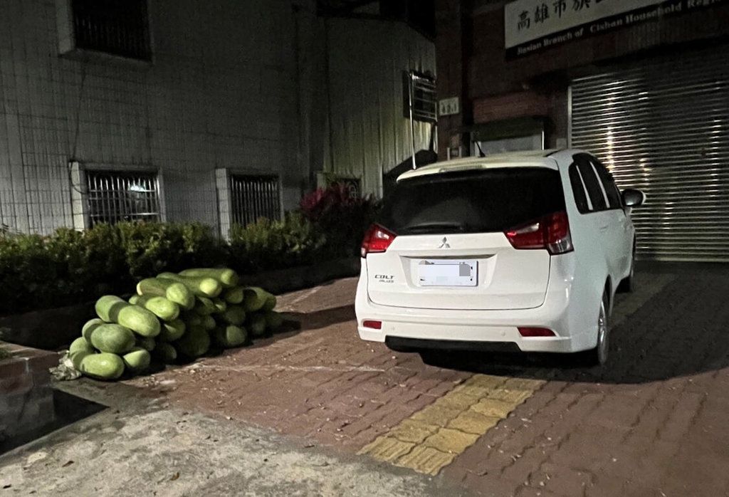 ▲目前冬瓜行情好，每公斤約新台幣20元，高市一名男子看準瓜價漲，為還車貸，日前開著賓士約友人在旗山偷24條冬瓜，但因友人車輛車輪太沉，遭警查獲，全案依竊盜罪嫌送辦。（圖／中央社）