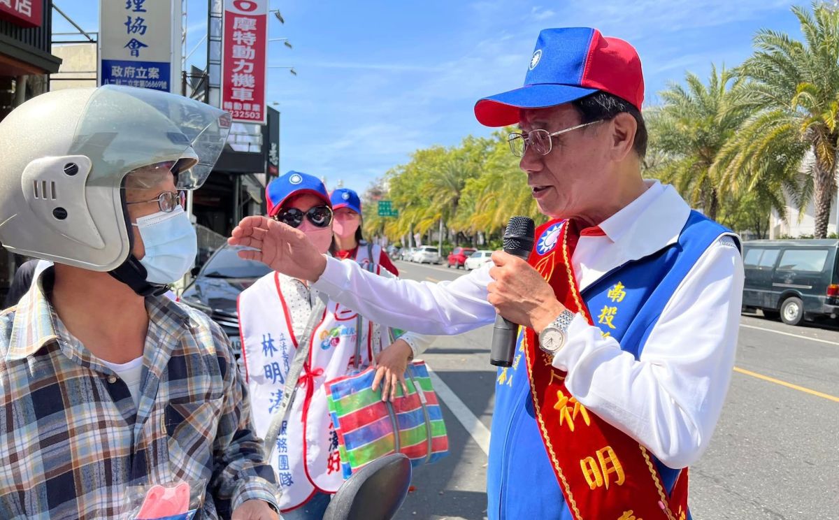 ▲南投今豔陽高照，林明溱一上午忙著掃街拜票。（圖／林明溱競總提供，2023.02.19）