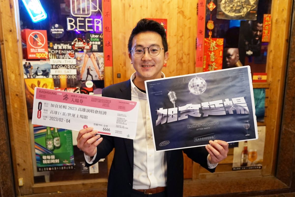 ▲發局長廖泰翔昨晚在演唱會結束後持票根前往合作店家，續攤消費，兌換免費飲品。（圖／高市府經發局提供）