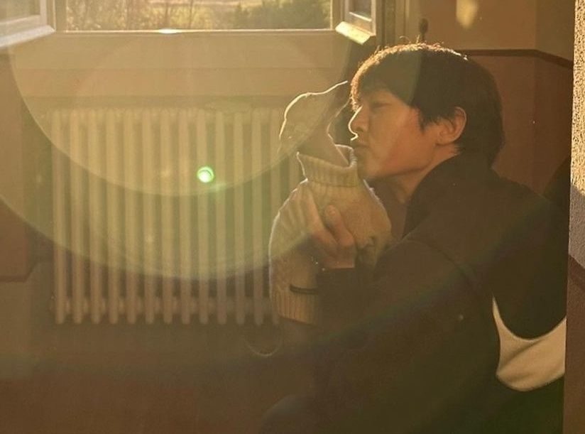 ▲宋仲基婚後首度發文，嘟嘴親吻愛犬非常萌。（圖／翻攝自宋仲基IG）