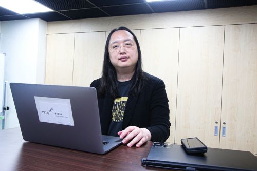 唐鳳與法語系國家記者座談 曝社群平台假廣告「大減9成」