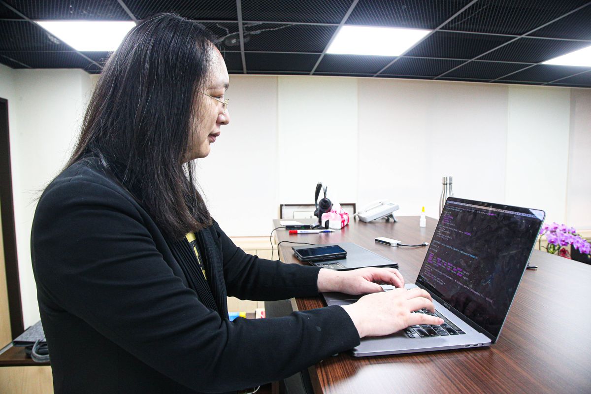 ▲對於ChatGPT是否搶人飯碗，數位部長唐鳳認為，只是「會換句話說的搜尋引擎」，目的在於輔助人類，而非代替人類。（圖／記者葉政勳攝，2023.02.14）