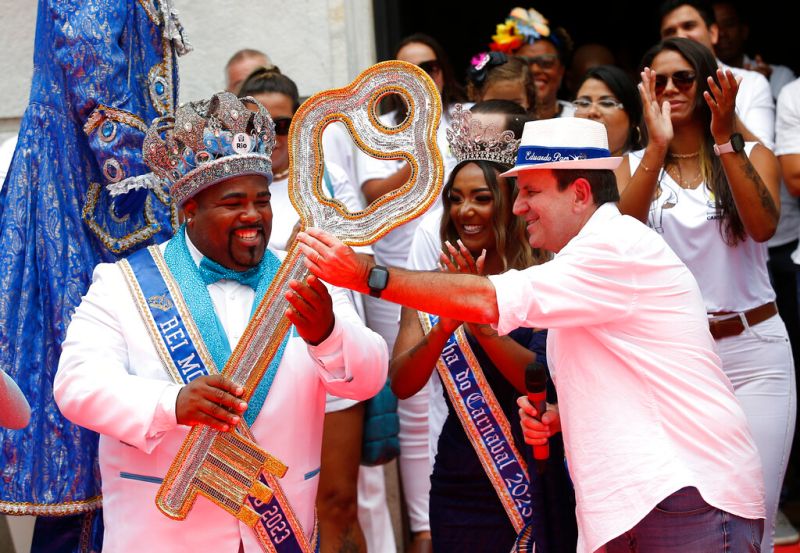 ▲里約熱內盧市長派斯（Eduardo Paes）17日宣布派對開始時，象徵性地把市鑰交給莫莫王（King Momo）。這位和藹可親的「君王」將在為期4天的活動中，「統治」里約熱內盧。（圖／美聯社／達志影像）