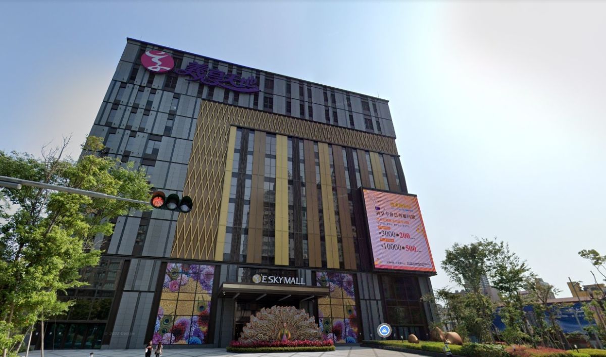 ▲今天（19日）高雄義享時尚廣場宣布，明天開始將不強制進入賣場的民眾配戴口罩。（圖／翻攝google地圖）