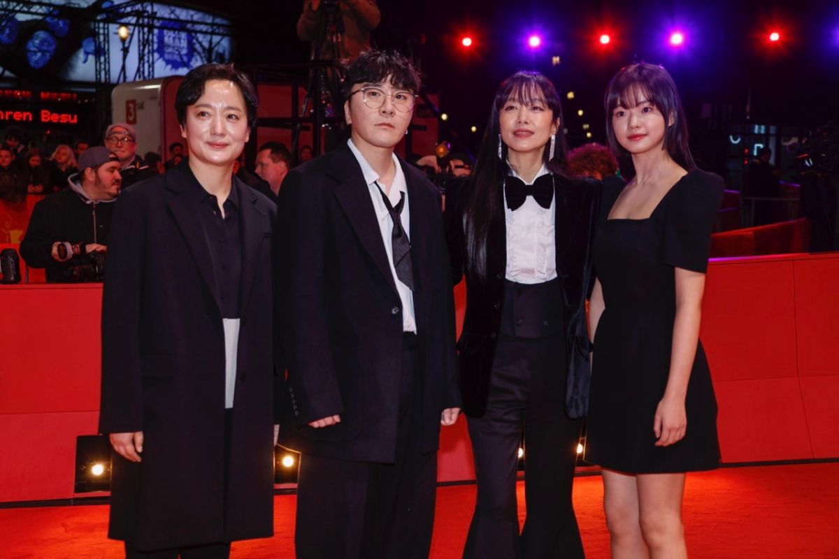 ▲《格殺福順》於德國柏林影展舉行世界首映，製片李鎮熙 （左起）、導演邊聖鉉、全道嬿、金詩雅盛裝走紅毯。（圖／美聯社）