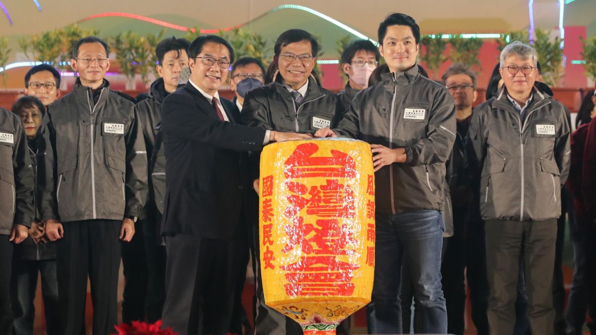 ▲台灣燈會在台北19日晚間舉行閉幕儀式，台北市長蔣萬安也將台灣燈會燈籠，交棒給2024台灣燈會主辦的台南市長黃偉哲。（圖／台北市攝影記者聯誼會提供）