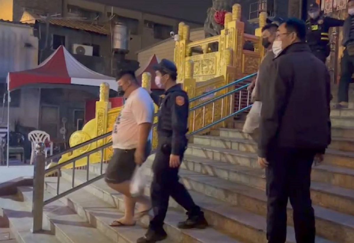 ▲高雄市政府警察局督察室靖紀小組與前鎮分局督察組，今天凌晨3時左右，在前鎮漁港路某宮廟後方儲藏間，查獲天九牌職業賭場，逮獲28人。（圖 ／記者郭凱杰翻攝）