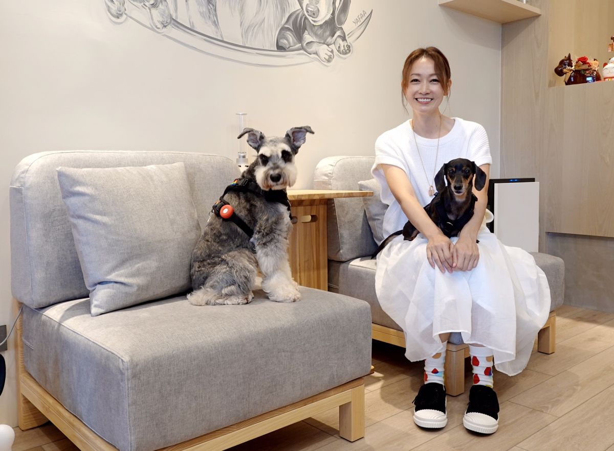▲斜槓藝人潘慧如開設寵物旅館為愛圓夢，選用抗汙耐磨優渥設計「支持小城實木沙發」及「多功能邊几」，讓主人和毛孩可以安心休憩。(圖/品牌提供)