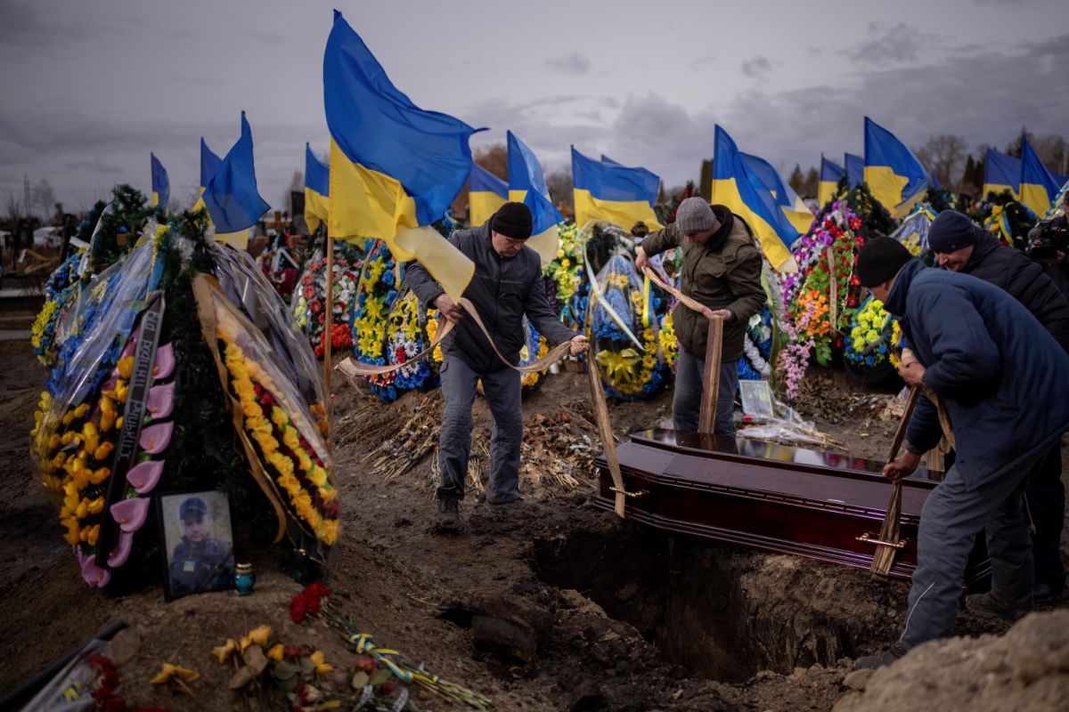 ▲俄羅斯入侵烏克蘭戰爭即將屆滿一年，雙方從去年秋天起在戰線僵持，如今都準備採取新攻勢。（圖／美聯社／達志影像）