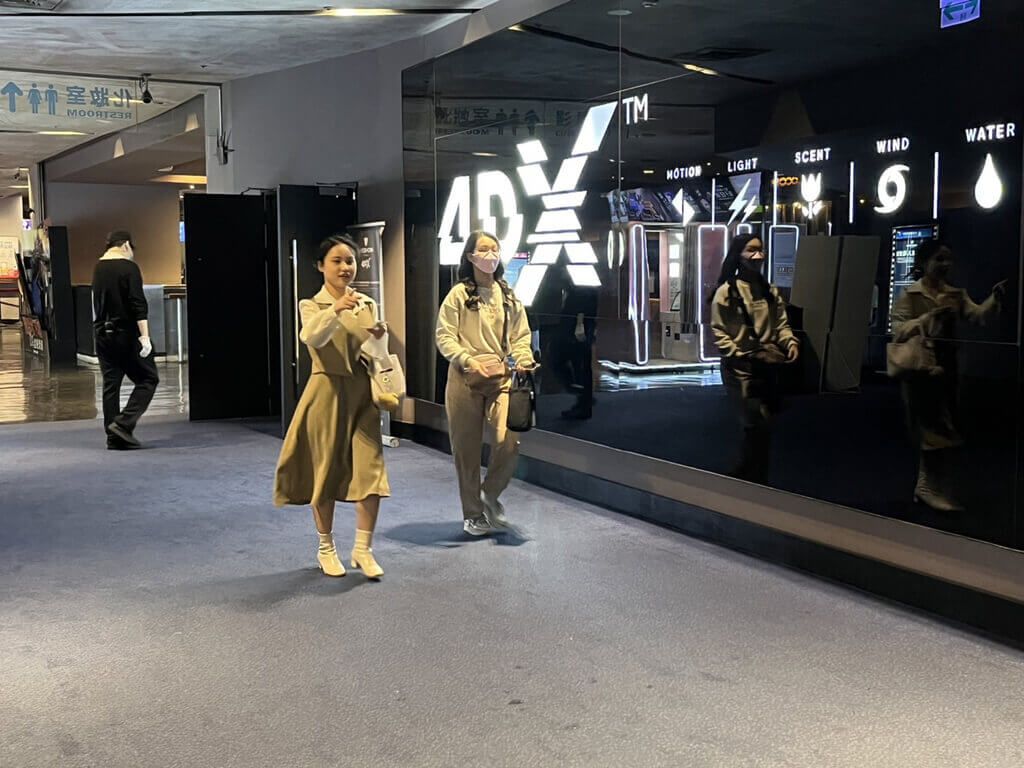 ▲今天是室內口罩解封首日，在街頭上已見部分民眾脫下口罩，也有公車站牌等車民眾脫口罩透氣，但眼看車子到站就趕緊戴上準備搭車。台北捷運表示，目前無民眾不配合狀況，營運正常。（圖／中央社）