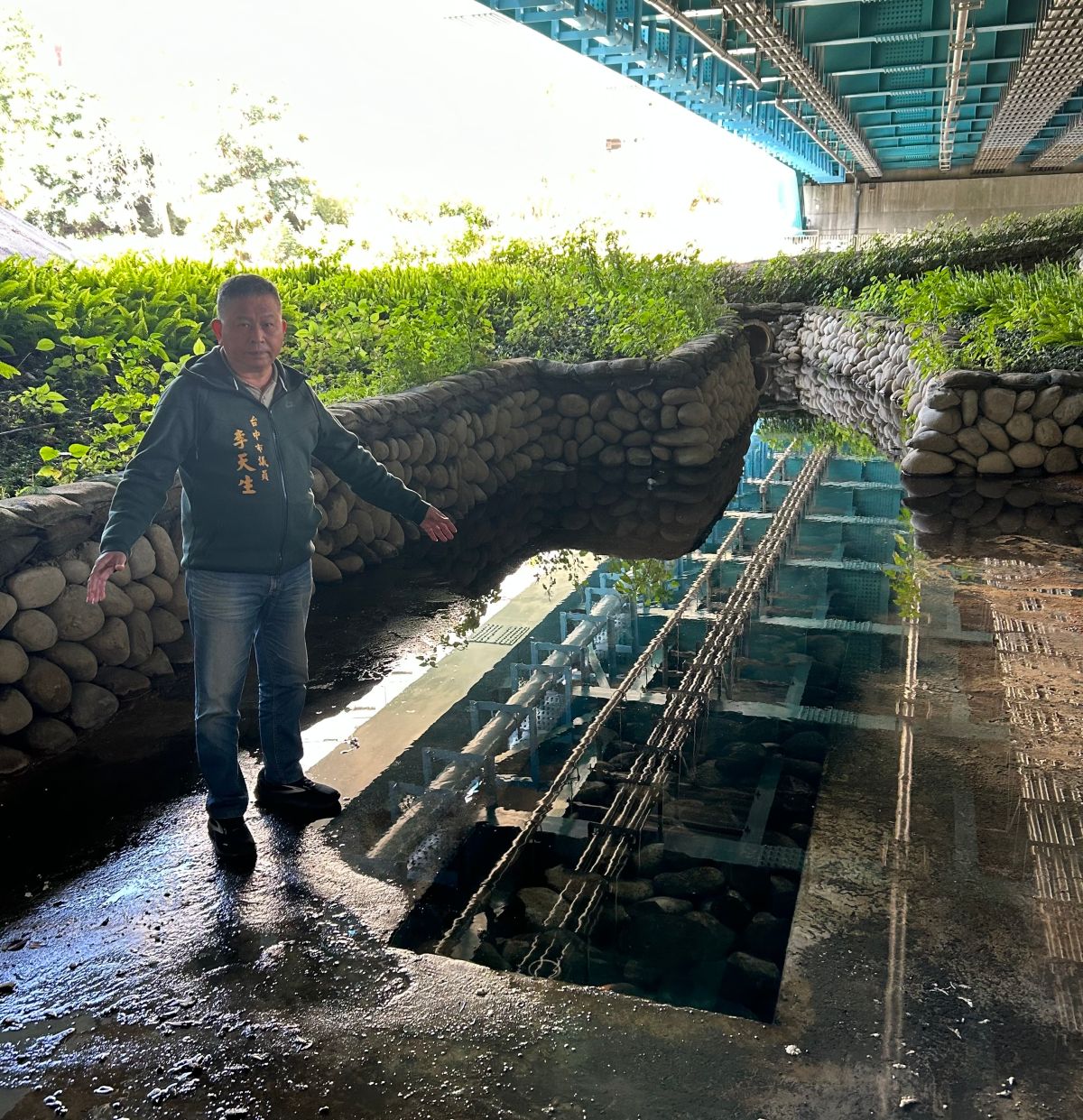 ▲議員李天生指出，南門橋下「洗衣窟」目前湧泉不再出水，現場「形同死水」。(圖／李天生提供2023.2.0)