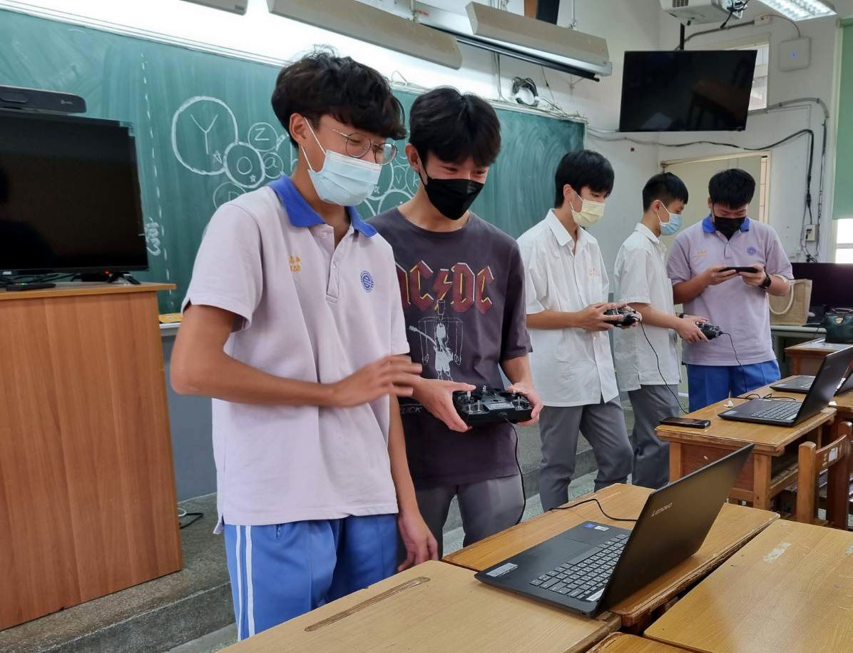 ▲三民高中學生透過模擬器，體驗不同飛行器的飛行方式與控制。（圖／品牌提供）