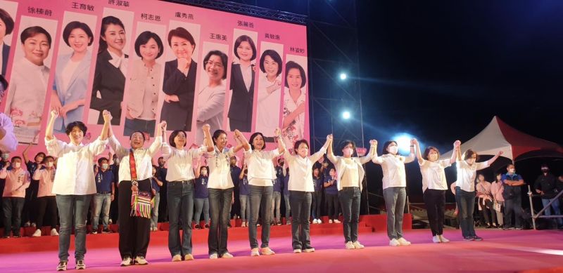 ▲盧秀燕不僅擴大「中台灣區域治理平台」為8縣市，也是藍營8女力縣長的領頭羊，圖為去年九合一選舉國民黨女力「十全十美」造勢大會。（資料畫面／盧秀燕競總提供，2023.02.20）