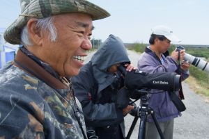 ▲《守護黑面琵鷺》透過人稱「黑琵先生」的攝影家王徵吉（左），他探索黑面琵鷺生態的生涯歷程為影片核心。（圖／采昌提供）